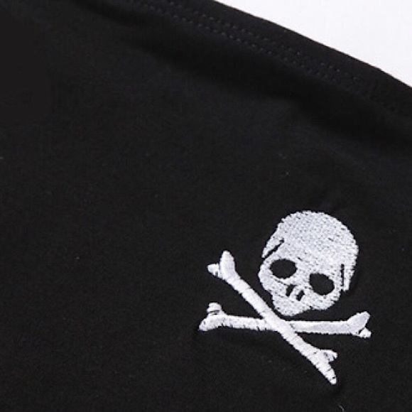 Black skull ☠️ embroidered cropped tank top - Picture 9 of 14